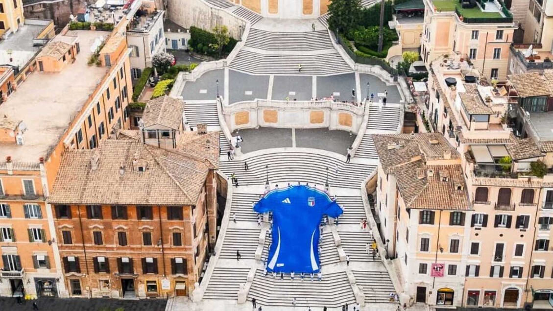 Euro 2024: febbre azzurra, maglia gigante a piazza di Spagna