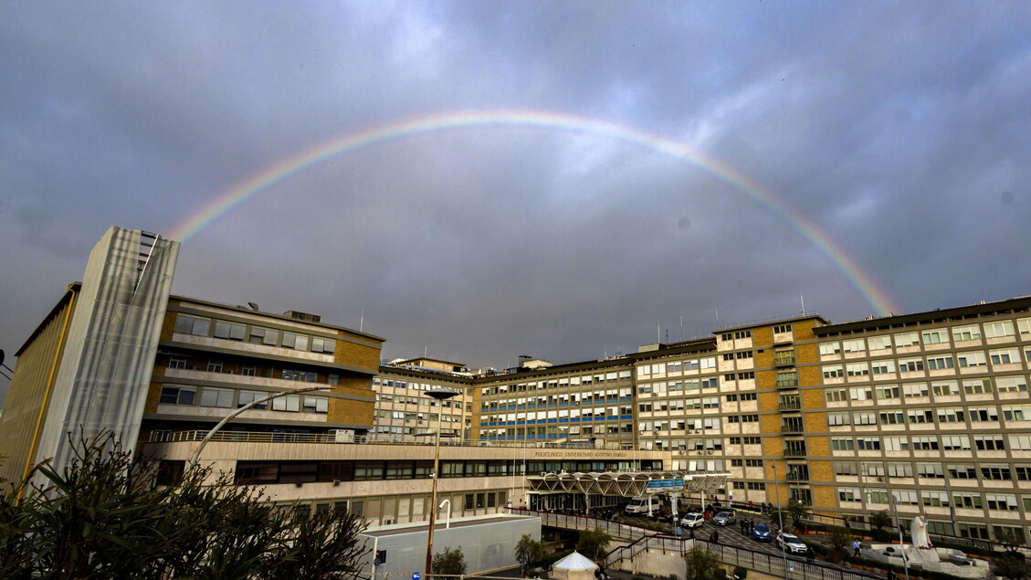 Un arcobaleno incornicia il cielo del Gemelli - Foto di Massimo Percossi