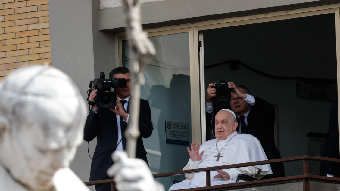 Il Papa si affaccia dal Gemelli