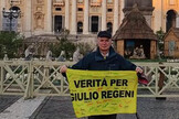 I Regeni in piazza S.Pietro con striscione, 'Verità per Giulio'