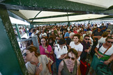 Turistas fazem fila em Nápoles enquanto aguardam embarque para Capri