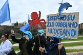 Ativistas realizam protesto próximo ao Circo Máximo de Roma durante retomada da COP16