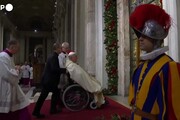 Papa Francesco apre la Porta Santa della Basilica di San Pietro