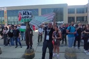 Torino, manifestanti pro Gaza sfondano il cancello al Salone del Libro