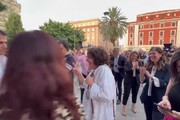 Cagliari, il neosindaco Massimo Zedda abbraccia la presidente Todde