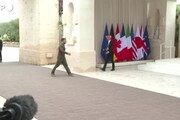G7, l'arrivo di Zelensky: abbraccio e stretta di mano con Meloni