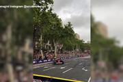 F1, Sainz show al volante della Ferrari per le strade di Barcellona