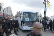 Palestinesi liberati arrivano in Cisgiordania su bus della Croce Rossa