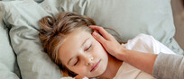 Una bambina dorme abbracciata all'orsacchiotto foto iStock.