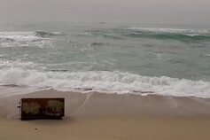 Cutro un anno dopo, i resti dell'imbarcazione sparsi sulla spiaggia subito dopo il naufragio