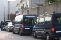 Squadre della Polizia di Stato nei pressi del carcere minorile Beccaria