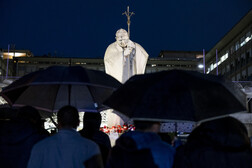 Il Papa è di buon umore, oggi venti minuti in cappella