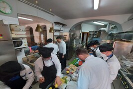 I ragazzi della Locanda del Giullare' al lavoro in cucina 