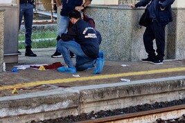 Rilievi sul luogo dell'accoltellamento di un capotreno a Genova Rivarolo