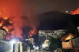 Incendio sulla collina dei Camaldoli a Napoli