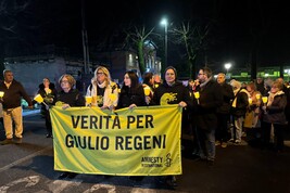 In un flash mob l'onda gialla abbraccia la famiglia Regeni