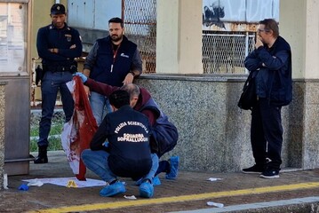 Rilievi sul luogo dell'accoltellamento di un capotreno a Genova Rivarolo