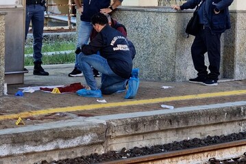 Rilievi sul luogo dell'accoltellamento di un capotreno a Genova Rivarolo