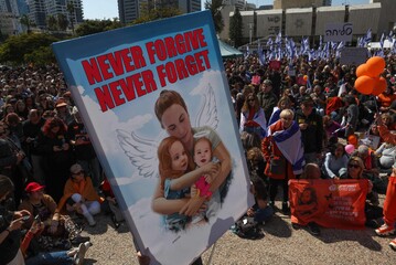 In Israele folla in strada per funerali di bimbi e mamma Bibas