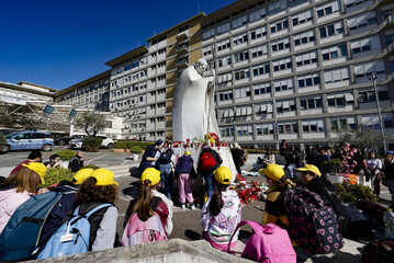 Il Papa deve reimparare a parlare, le cause e i tempi