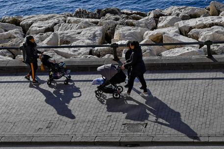 Mamme a passeggio © ANSA