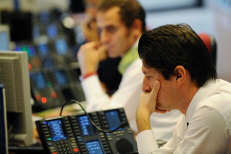 Operatori alla Borsa di Milano in una foto d'archivio.