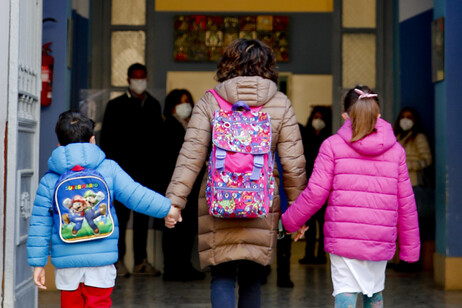 Bambini all'ingresso di una scuola elementare. Immagine d'archivio