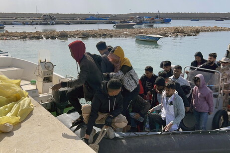 Migranti recuperati in mare dalla Guardia costiera libica dopo un naufragio e riportati in Libia