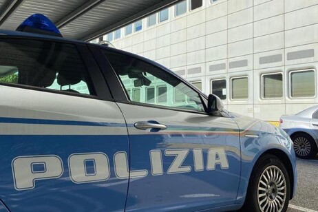 Un auto della Polizia di Stato alla Questura di Trento (immagine d'archivio)