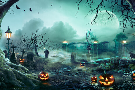 Zucche al cimitero - ambientazione Halloween  foto iStock.