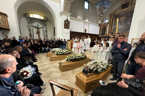 Addio straziante ai 4 ragazzi morti in incidente nel Nuorese