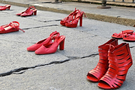 Scarpe rosse contro la violenza sulle donne