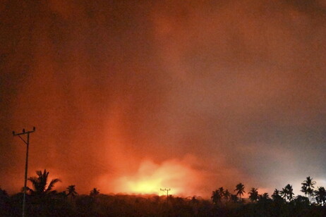 L'eruzione del vulcano Lewotobi Lakilaki in Indonesia (fonte:  EPA/EAST FLORES BPBD )