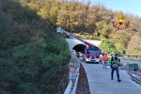 Operaio morto in A6, caduto dal ponteggio di un viadotto