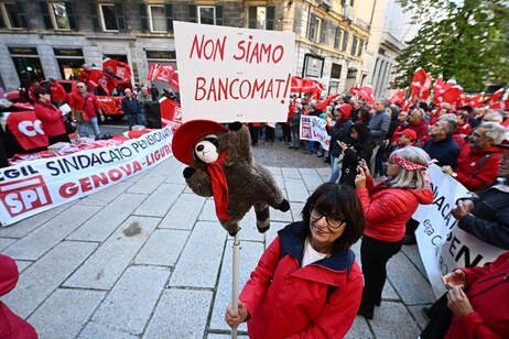 Manifestazione dei pensionati della Cgil a Genova