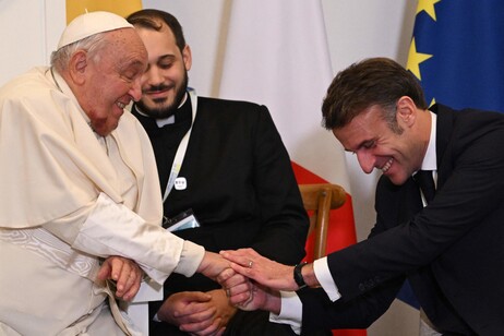 Il Papa ad Ajaccio, incontra Macron