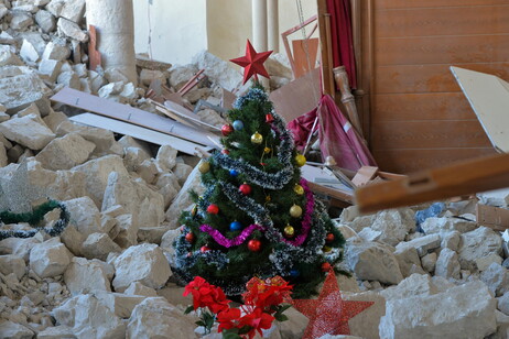 Un albero di Natale tra le macerie della chiesa melchita di San Giorgio nel sud del Libano