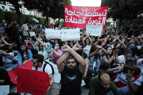 Manifestazione a Tunisi contro le restrizioni alle libertà e per l'abolizione del decreto 54