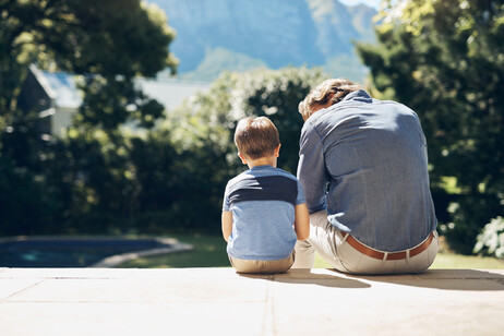 Un padre parla con il figlio foto iStock.