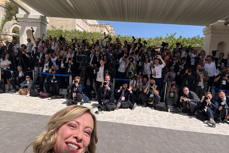 Meloni attende Biden da 10 minuti, selfie con i fotografi