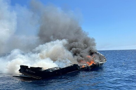 C'erano Stefania Craxi e il marito Marco Bassetti sulla barca andata a fuoco (Guardia Costiera)
