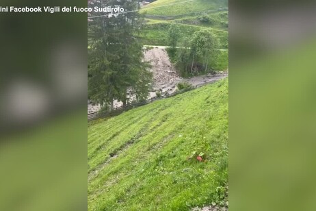 Alto Adige, intervento per fermare una frana sopra Longiaru' in val Badia