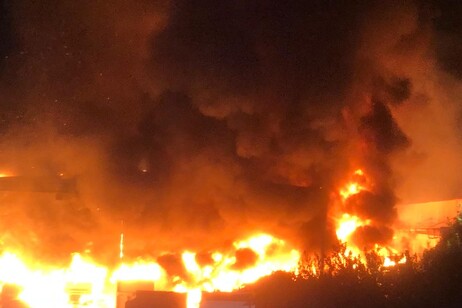 Violento incendio in un deposito in zona Baraccola Ancona