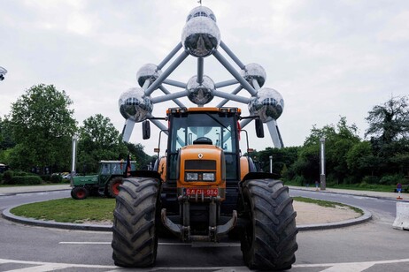 Petardi al corteo dei trattori a Bruxelles, 'no a von der Leyen'