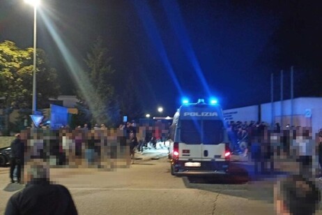 A rischio iscrizione Ancona in Lega Pro, tifosi arrabbiati davanti alla sede presidiata dalla polizia