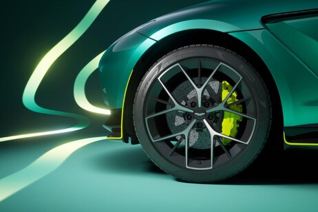 Nuovo Aston Martin DBX707 AMR24