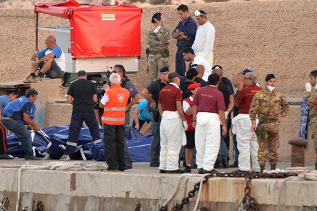 Il recupero dei corpi dopo il naufragio del 3 ottobre 2013 a Lampedusa (foto d'archivio)