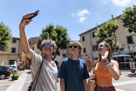 Selfie in vacanza tra tre giovani foto iStock.