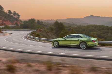 Nuova Flying Spur è quattro porte Bentley più potente