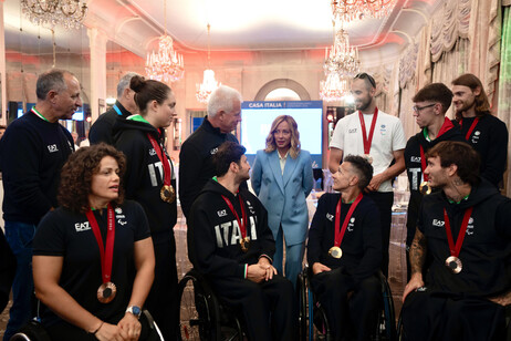 Meloni a Parigi, da atleti paralimpici insegnamento per italiani